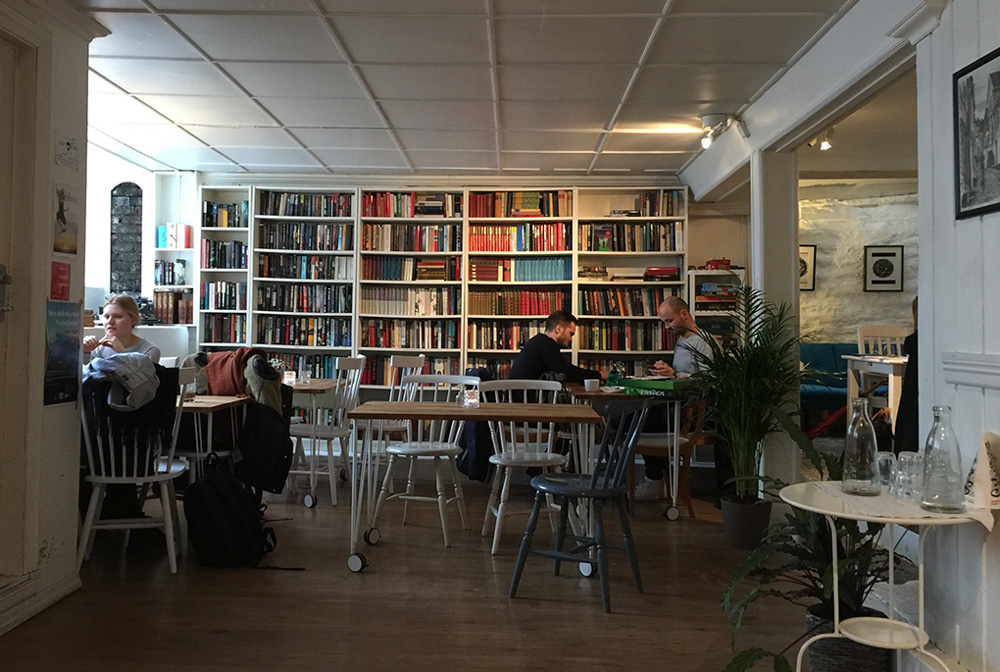 Photo of a quiet afternoon in the Krog og Krinkle Bokcafe in Bergen, Norway