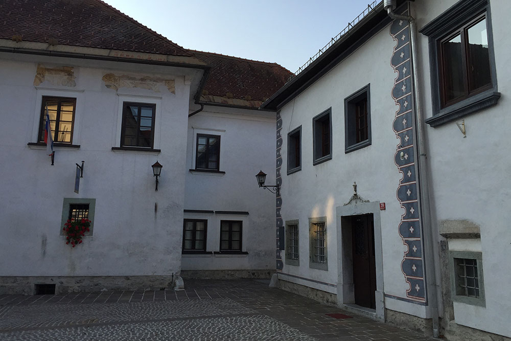 Photo of a house in Radovljica, Slovenia that is painted with intricate details.